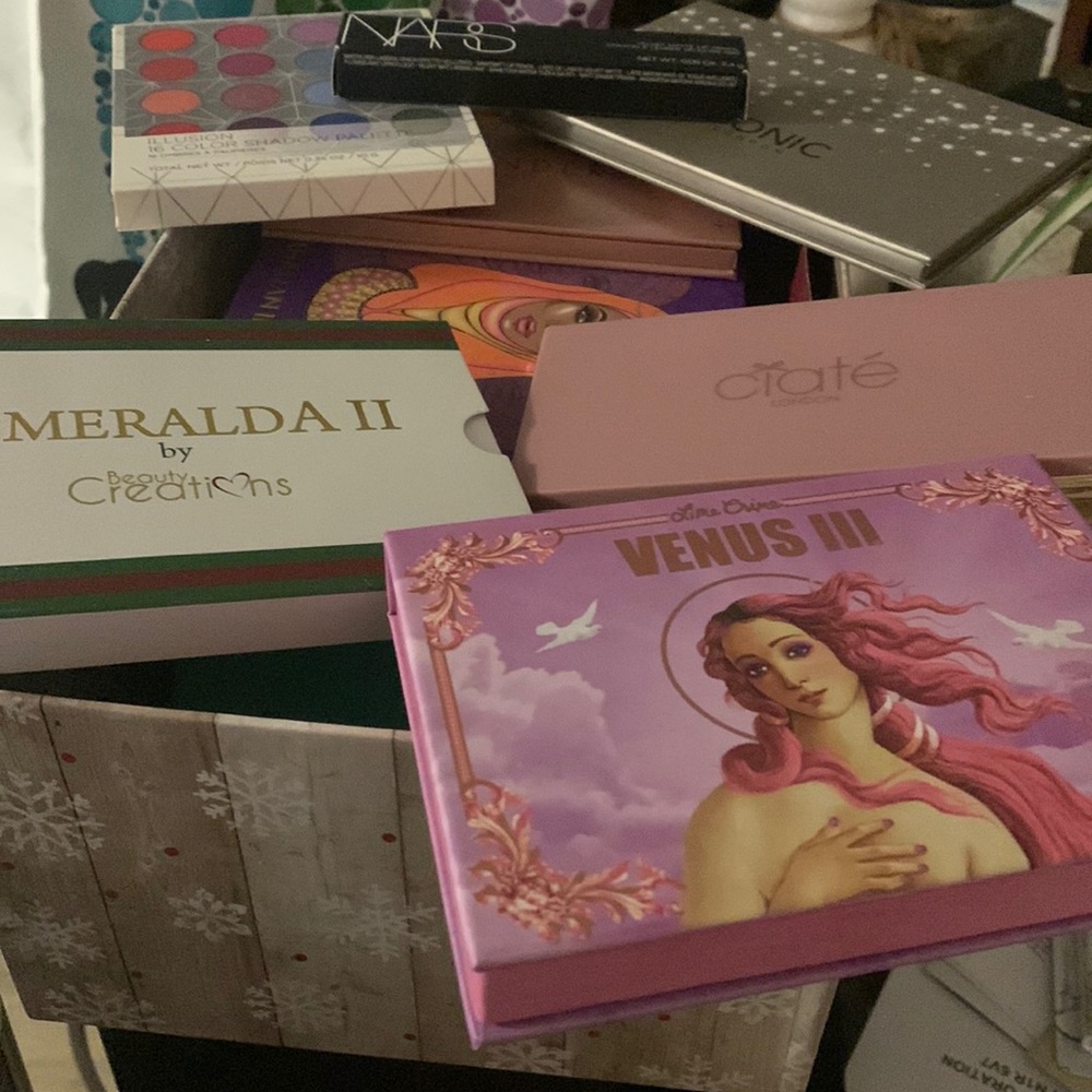 Sneak peak at the  Grown woman’s makeup Bundle new or will be sanitized